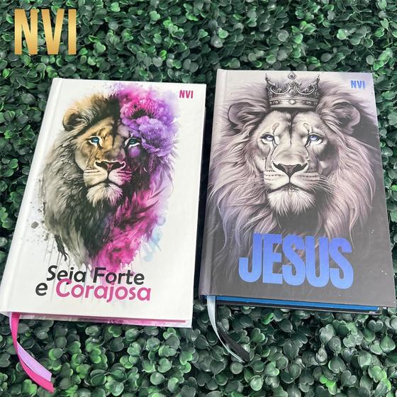 Imagem de Kit NVI Casal Cristão 2 Bíblias Evangélicas Leão Jesus Azul e Forte e Corajosa Índice Capa Dura HDC