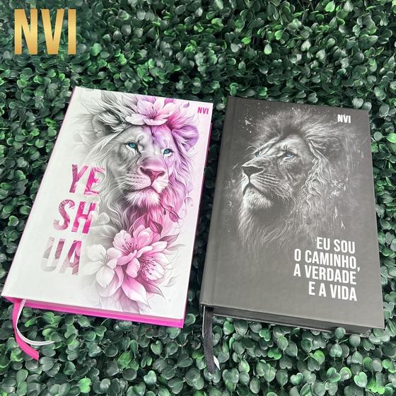 Imagem de Kit NVI Casal Cristão 2 Bíblias Evangélicas Leão Preta e Yeshua Floral Capa Dura Letras Médias HDC