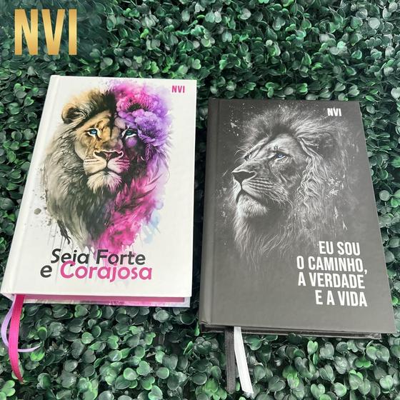 Imagem de Kit NVI Casal Cristão 2 Bíblias Evangélicas Leão Preto e Forte e Corajosa Índice Letras Médias HDC