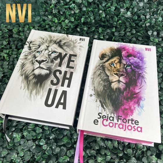 Imagem de Kit NVI Casal Cristão 2 Bíblias Evangélicas Yeshua e Forte e Corajosa Capa Dura Letras Médias Fé HDC