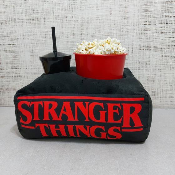 Imagem de Kit Pipoca Almofada personaliza Stranger Things + Balde de Pipoca + Copo Canudo Tampa