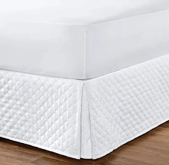 Imagem de Kit Saia Box Para Cama Queen + Protetor De Colchão e Travesseiro  Impermeável Branco