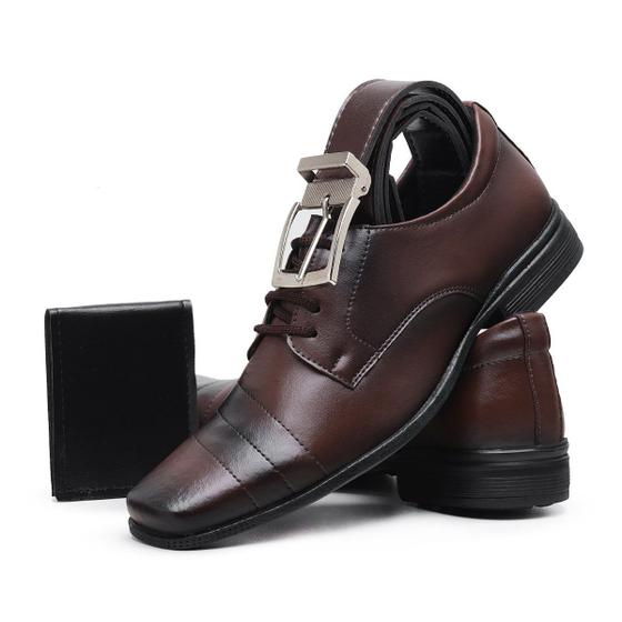 Kit Sapato Masculino Myrol Outlet Social Clássico Café Com Cadarço + Cinto + Carteira Menor preço em Kit Sapato Masculino Myrol Outlet Social Clássico Café Com Cadarço + Cinto + Carteira