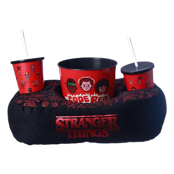 Kit Stranger Things Kit Stranger Things Almofada Suede + Balde Pipoca + 2 Copos Oficial ...