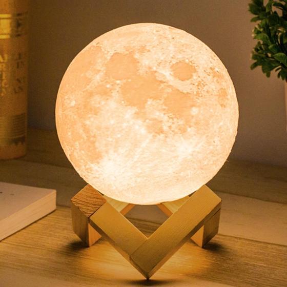 Imagem de Lâmpada Lunar 3D Mydethun com Base de Madeira (12cm) - Luz Noturna LED