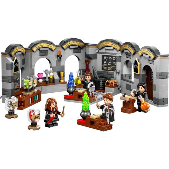 Imagem de LEGO Harry Potter - Castelo de Hogwarts: aula de poções