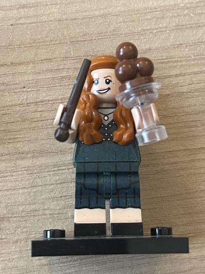 Imagem de LEGO Harry Potter Série 2: Ginny Weasley com Sorvete e Capa Amarela (71028)