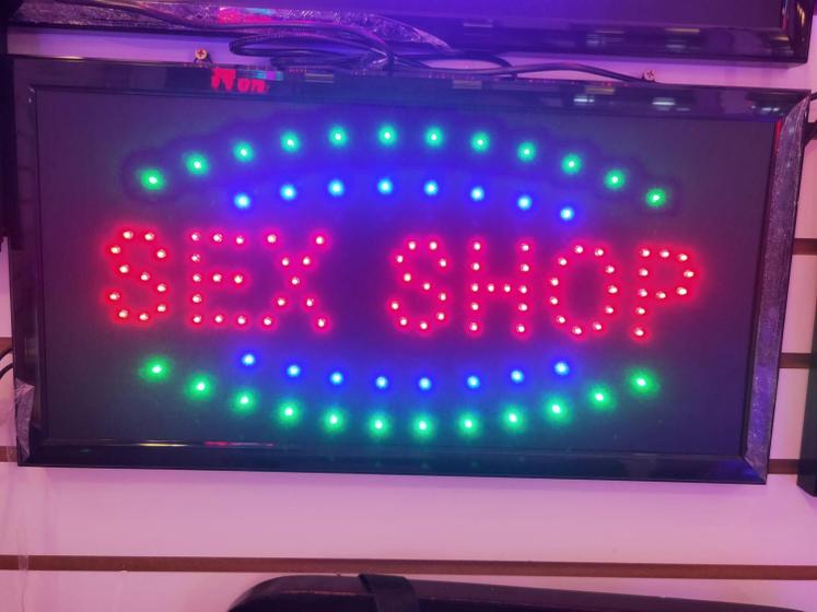 Imagem de letreiro led placa Luminoso escrito Sex shop led piscando