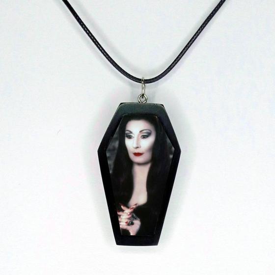 Imagem de Lindo colar terror feito a mão tipo caixão resinado morticia