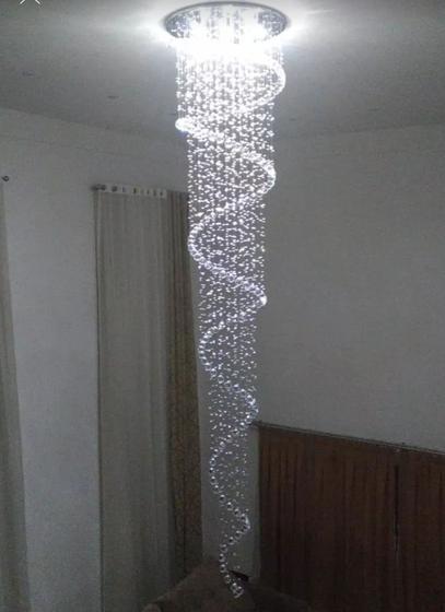 Imagem de Lindo Lustre Space Decor, No Modelo Espiral, Com 2,70 Metros De Altura, Para Pé Direito Duplo E Vão De Escada