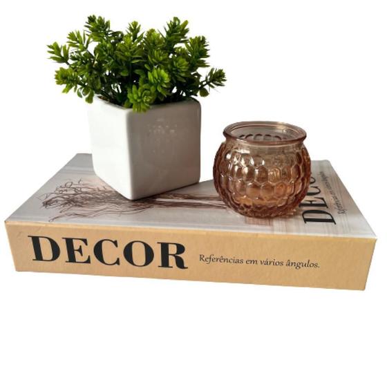 Imagem de Livro decorativo, castiçal de vidro e vaso branco cerâmico
