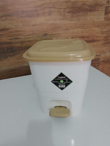 Lixeira Pedal 7,5L Inplast Menor preço em Lixeira Pedal 7,5L Inplast