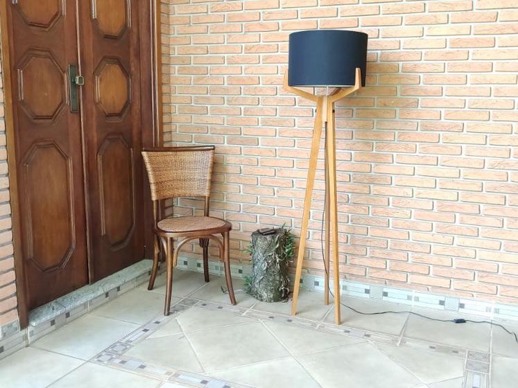 Luminária de chão Viena cor cedro e cúpula de tecido cor Cru