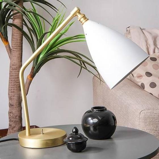 Imagem de Luminária de Mesa com base de Metal Dourada e Cúpula Object Branca