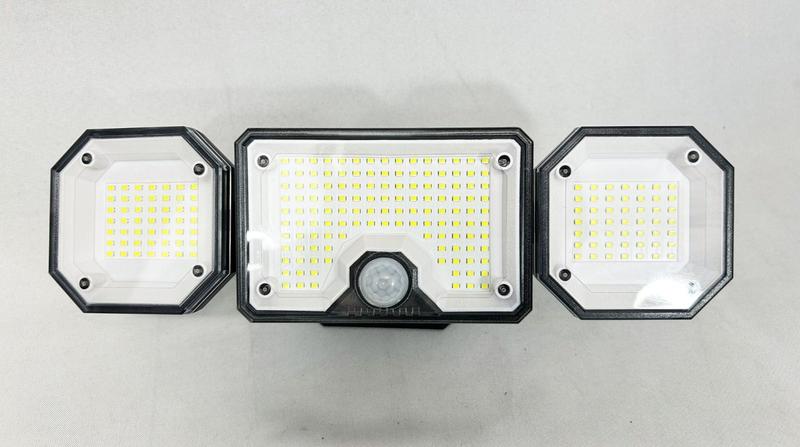 Imagem de Luminária Solar com Sensor e Controle Remoto 380 Lumens 3 cabeças placa com fio