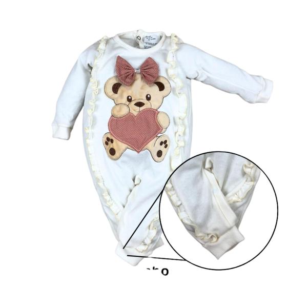 Imagem de Macacão Bebê menina bordado ursa coração macio e confortável
