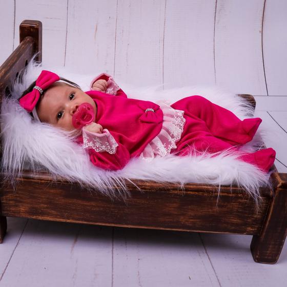 Imagem de Macacao para bebe menina com laçinho de cabelo e detalhes em renda - Varias cores