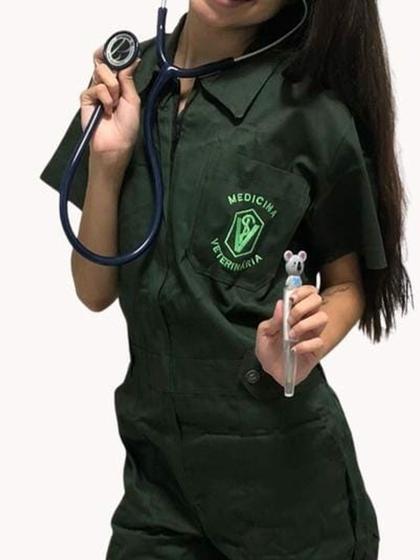 Imagem de Macacão Veterinário Femenino ** Brim leve 100% Algodão - Manga Curta Verde Escuro Musgo.