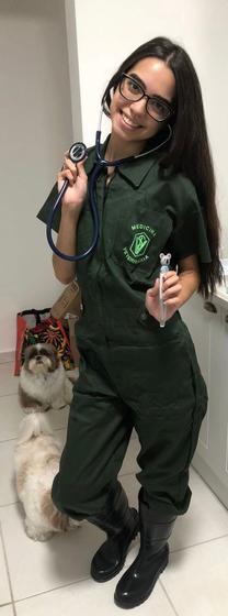 Imagem de Macacão Veterinário Femenino Verde Musgo Manga Curta.