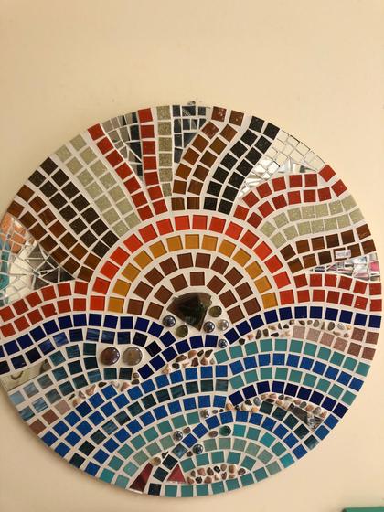 Imagem de Mandala redonda em mosaico com pastilhas de vidro