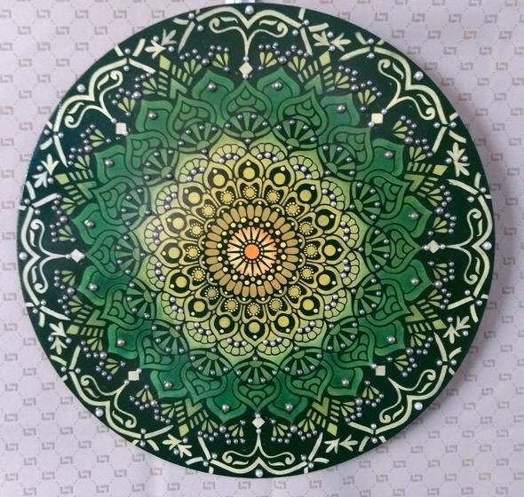 Imagem de Mandala verde decorada com meia pérolas