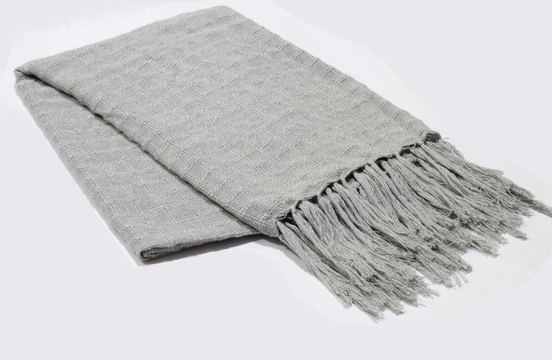 Imagem de manta para sofá cinza claro xale protetor artesanal algodão
