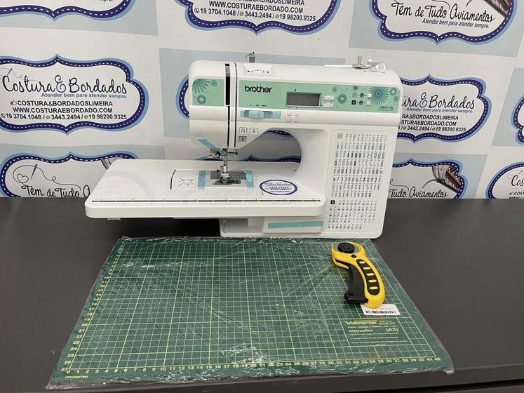 Máquina de Costura Brother QB9110L com 100 pontos + Kit com cortador de patchwork e base pequena de corte Menor preço em Máquina de Costura Brother QB9110L com 100 pontos + Kit com cortador de patchwork e base pequena de corte