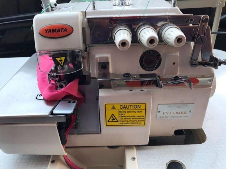 Máquina de Costura Industrial Overlock c/ Embutidor Yamata Máquinas