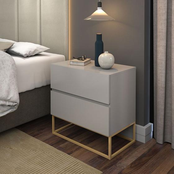 Mesa Cabeceira 2 Gavetas cor Off White para Cama Casal com Pés de Ferro Estilo Industrial Dourado Menor preço em Mesa Cabeceira 2 Gavetas cor Off White para Cama Casal com Pés de Ferro Estilo Industrial Dourado