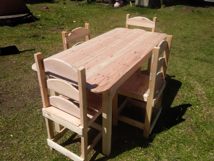 Imagem de Mesa com 4 cadeiras em madeira