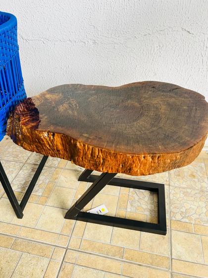 Imagem de Mesa de Apoio de Madeira com Resina