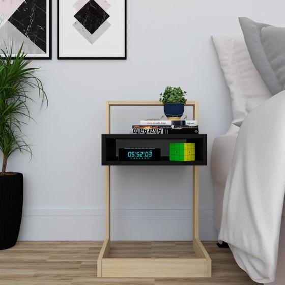 Imagem de Mesa de apoio lateral na cor preta com detalhe amadeirado