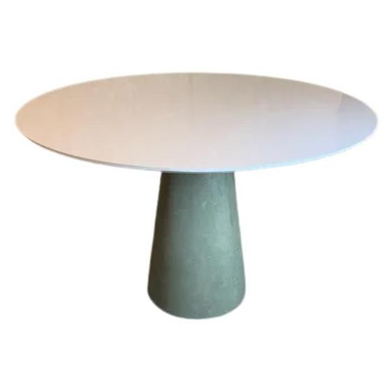 Imagem de Mesa de Jantar Cone Redonda 150 cm Base Cimento Queimado Tampo Laqueado