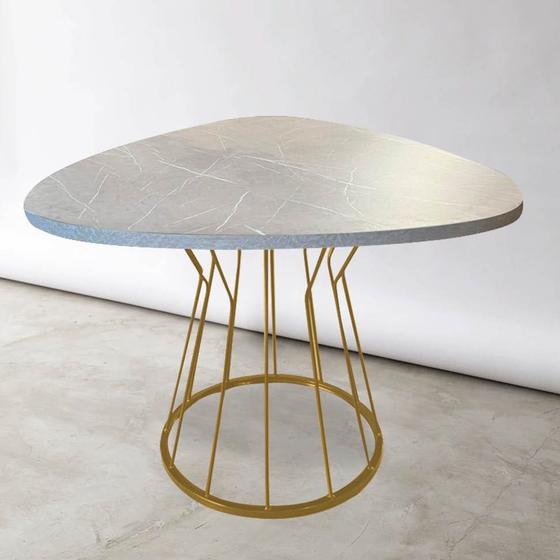 Imagem de Mesa De jantar Orgânica Oval Maisa 90x90x75cm Ferro Dourado Tampo 100% MDF Marmorizado - Ahazzo Móveis