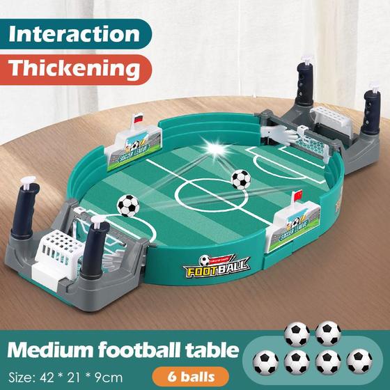 Imagem de Mesa de jogo de futebol de mesa As crianças jogam contra dois