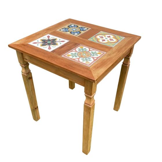 Imagem de Mesa em Madeira de Demolição Com Ladrilhos Hidráulico Variados 70x70 Sudeste Rústico