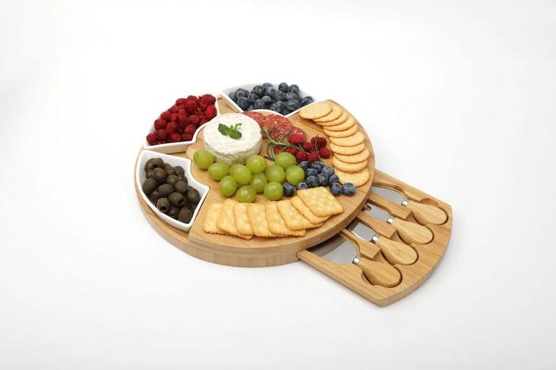 Mesa Posta Tabua Queijo Frios Com 4 Facas Bamboo 8 Peças Menor preço em Mesa Posta Tabua Queijo Frios Com 4 Facas Bamboo 8 Peças