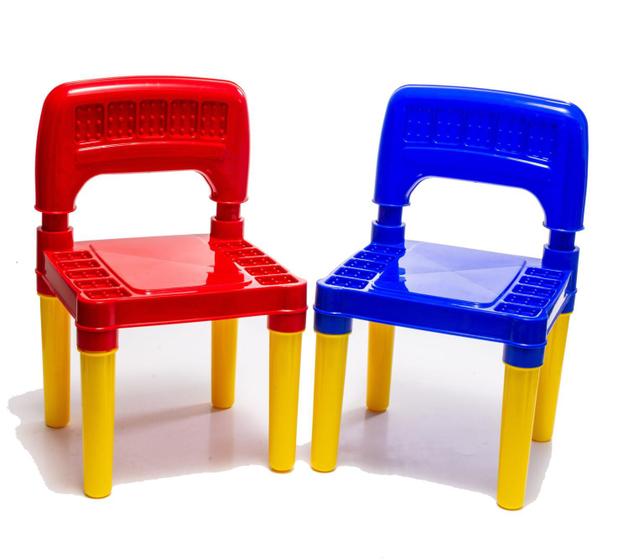 Imagem de Mesa Resistente Azul e Vermelho Com Duas Cadeiras 