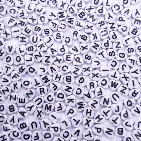 Imagem de Miçanga Passante Coração Alfabeto Plástico Branco Letra Preta 7mm 500pçs 75g