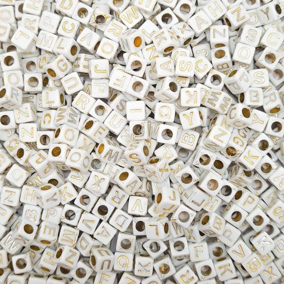 Imagem de Miçanga Passante Dado Alfabeto Acrílico Branco Letra Dourada 6mm 500pçs 100g