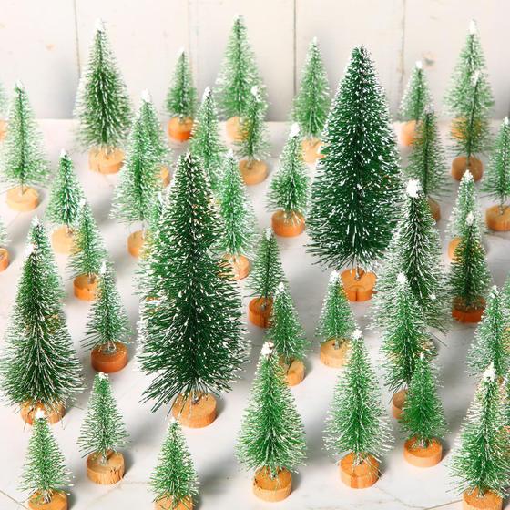 Imagem de Mini Árvore de Natal Artificial SATINIOR (60 Unidades) com Base de Madeira