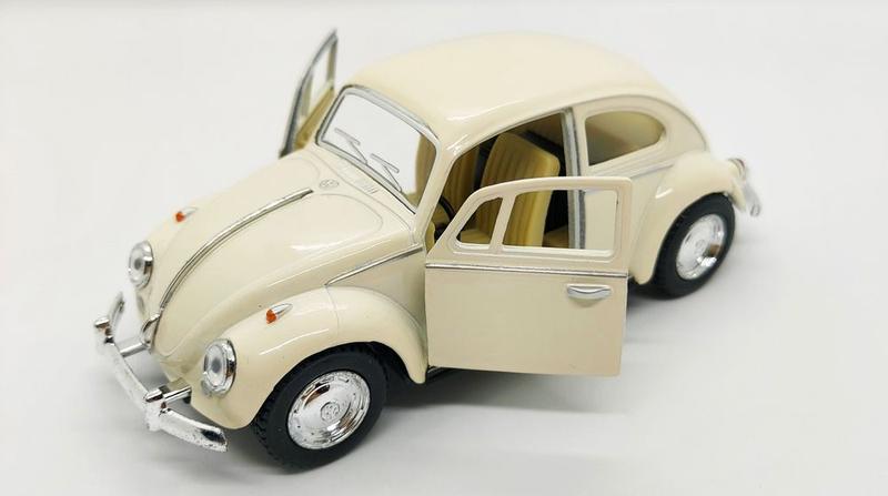 Imagem de Miniatura de carro Fusca Bege 1967  Miniatura de carros clássicos  Escala 1:32 12 Centímetros  Carrinhos de Fricção