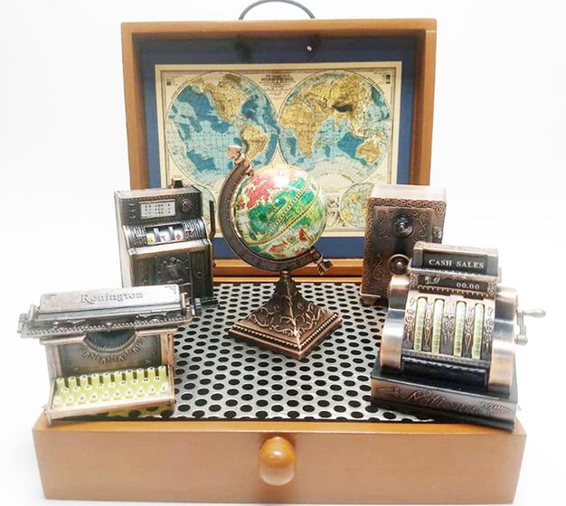 Imagem de Miniaturas decorativas de Objetos Antigos do cotidiano  em metal com Máquina de Escrever