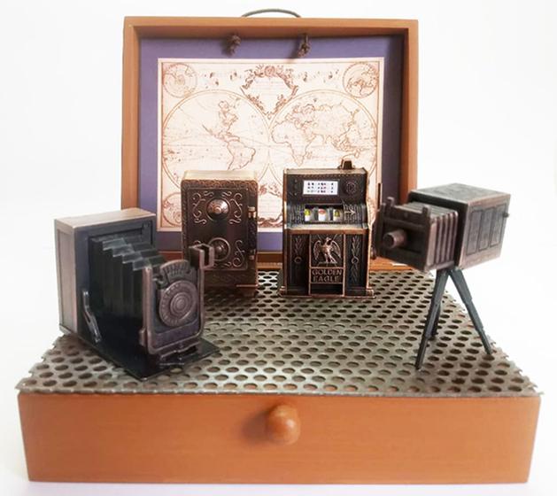 Imagem de Miniaturas decorativas de Objetos Antigos do cotidiano  em metal com Máquina fotografica