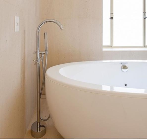 Imagem de Misturador de Piso Cromado com ducha manual e bica giratória Spas Versati