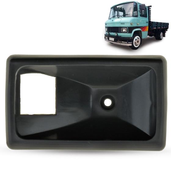 Imagem de Moldura da Maçaneta Interna da Porta Dianteira Preto Caminhão Mercedes Benz 608 1967 a 1984