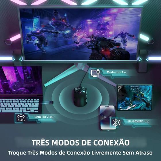 Setup de jogo exibindo monitor com jogo, notebook, mouse Attack Shark X11 e tablet