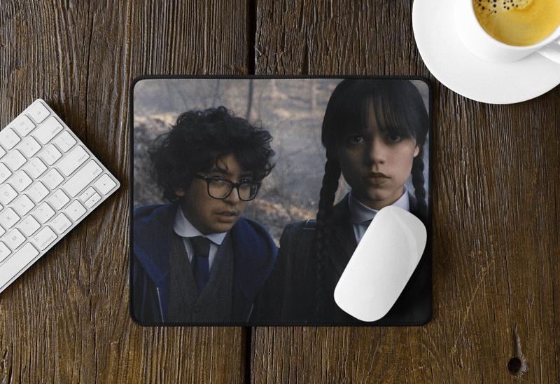 Imagem de Mousepad Wandinha e Eugene