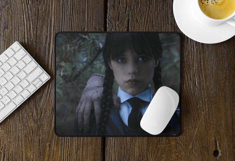 Imagem de Mousepad Wandinha e Mãozinha