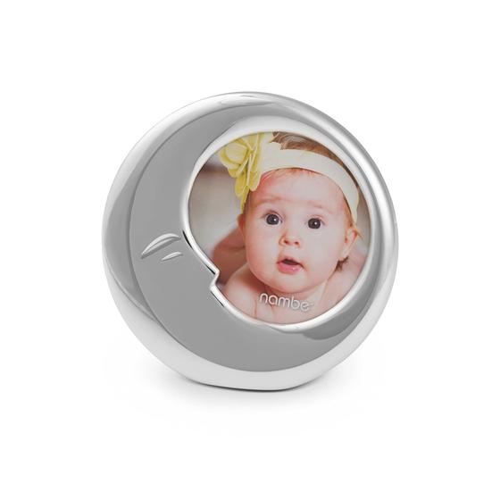 Imagem de Nambe - Baby Collection - Moon Frame - Medidas a 6.25" x 6.25" x .5" - Feito com Placa de Prata e Vidro - Projetado por Sean O'Hara